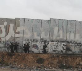 مواجهات عنيفة على حاجز قلنديا شمال القدس المحتلة