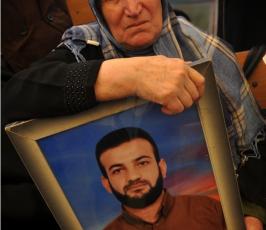 بالصور:أهالي الأسرى يواصلون اعتصامهم الأسبوع قبالة الصليب الأحمر بغزة