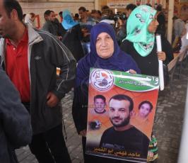 اعتصام اهالى الاسرى فى الصليب الاحمر بغزة