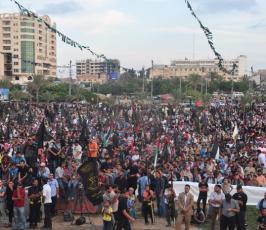 عشرات الالاف من شيوخ ونساء واطفال وقيادة الشعب الفلسطينى فى مهرجان الانطلاقة  الجهادية