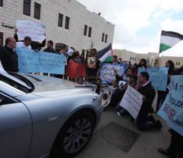 طلاب بيرزيت يطردون القنصل البريطاني إحتجاجا على السياسية البريطانية تجاه القضية