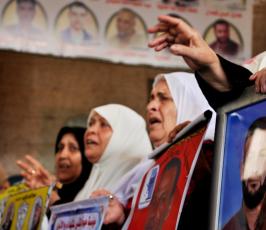 اهالى الاسرى يواصلون الاعتصام والتضامن مع ابنائهم بالصليب الاحمر بغزة