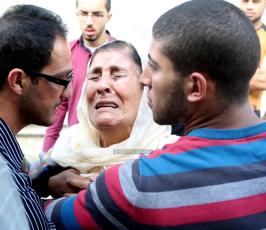 ذوو الشهيد محمد محمود اسماعيل الطريفي يلقون نظرة الوداع على جثمانه في مجمع فلسطين الطبي