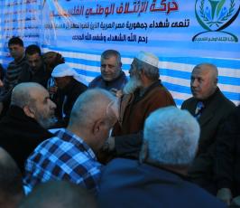 المئات من الفلسطينين يؤمون خيمة العزاء التي أقيمت في ساحة الجندي وسط غزة تضامنا مع الشعب المصري ‫(38339074)‬ ‫‬