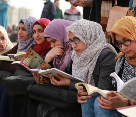 سلسلة بشرية للقراءة في غزة دعمًا لـانتفاضة القدس ‫(30794123)‬ ‫‬