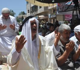 صلاة الجمعة أمام الصليب الأحمر