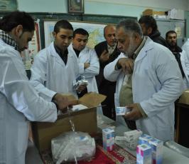 ضمن حملة "مودة" منتدى الطبيب الفلسطيني يقدم خدمات طبية للمتضررين بمراكز الإيواء جراء المنخفض بغزة