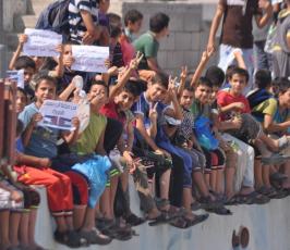 وقفة لاطفال غزة داخل ميناء غزة البحرى