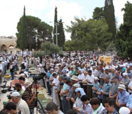 نحو 350 الف مواطن يؤدون صلاة الجمعة الثانية في رحاب الأقصى