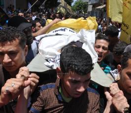 جماهير غفيرة تشيع جثماني شهيدي وسط قطاع غزة