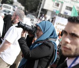صحفيات يزاحمن الصحفيين في التصوير بغزة