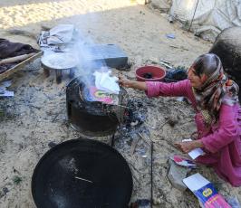 سيدة فلسطينية من منطقة الزنة شرق خانيونس تلجأ الى الخبز على الافران القديمة  ‫(38470147)‬ ‫‬