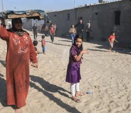  سكان منطقة نهر البارد فى جنوب القطاع ‫(38732289)‬ ‫‬