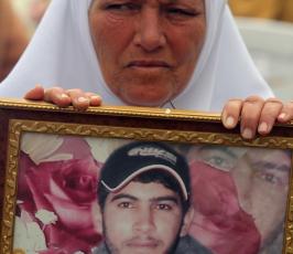 الشيخ رائد صلاح يشارك أهالي الأسرى في اعتصامهم المفتوح في رام الله