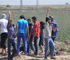 بالصور:مواجهات مع قوات الاحتلال شرق غزة بالقرب من موقع ناحل العوز