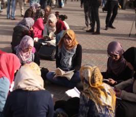 سلسلة بشرية للقراءة في غزة دعمًا لـانتفاضة القدس ‫(30794122)‬ ‫‬