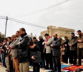 صلاة الجمعة تضامناً مع الاسير الشيخ خضر عدنان أمام مقر الصليب الاحمر بغزة