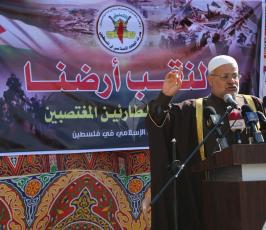 صلاة الجمعة أمام مقر الصليب الأحمر في غزة  ‫(39387668)‬ ‫‬