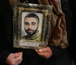 اهالي المعتقلين أمام مقر اللجنة الدولية للصليب الأحمر بمدينة غزة (6)
