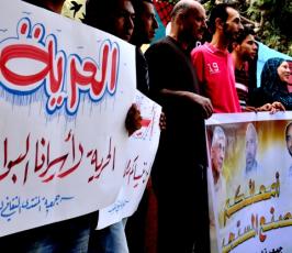 اهالى الاسرى يواصلون الاعتصام والتضامن مع ابنائهم بالصليب الاحمر بغزة