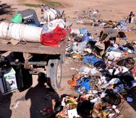 بالصور: كيف تحول مقلب قمامةإلى مصدر رزق الكثير من العائلات في غزة؟
