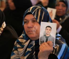 وقفة مع الشيخ خضر عدنان خلال اعتصام اهالي الاسرى ‫(31290778)‬ ‫‬