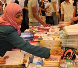 عدسة "فلسطين اليوم الإخبارية" تتجول في المعرض الدولي للكتاب بغزة