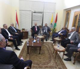 رئيس الوزراء والوفد المرافق خلال زيارتهم لمنزل عضو اللجنة المركزية في فتح أحمد حلس شرق غزة ‫(387740867)‬ ‫‬