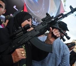 عشرات الالاف من شيوخ ونساء واطفال وقيادة الشعب الفلسطينى فى مهرجان الانطلاقة  الجهادية