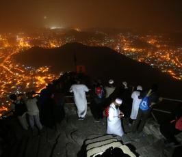 حجاج بيت الله الحرام يصعدون على جبل النور غار حراء فى مكة المكرمة ‫(38535688)‬ ‫‬.jpeg