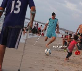 جريحان غزيان يمارسان التمارين الرياضية على شاطئ بحر غزة  ‫(38535693)‬ ‫‬.JPG