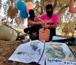 وحدة برق الجهادية تطلق بالونات حارقة على غلاف غزة 4.jpg