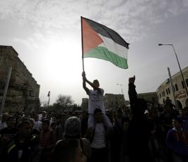 بالصور:الاحتلال بقمع مسيرة منددة باستمرار دخول المستوطنين للاقصى
