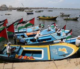 مرضى غزة يبحرون في البحر مطالبين بممر مائي ‫(30205324)‬ ‫‬
