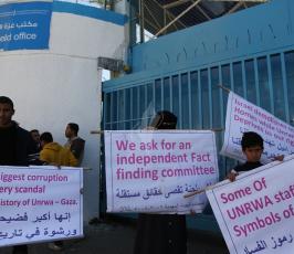 مواطنون يتظاهرون أمام مقرالأونروا ‫(30335375)‬ ‫‬