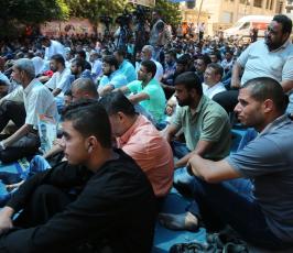 مئات المواطنين يصلون قبالة الصليب الاحمر دعما للاسرى ‫(29732752)‬ ‫‬