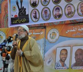 حركة الجهاد تقيم صلاة الجمعة أمام الصليب الأحمر اسنادا للأسرى