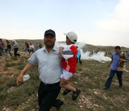 خاص فلسطين اليوم..مستوطنون يهاجمون مسيرة سلمية في دير جرير شرقي رام الله