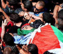 مئات المواطنين يشيعون جثمان الشهيد احمد الصبارين في مخيم الجلزون