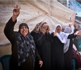 بالصور:جماهير غفيرة تشيع شهيدي الغارة الصهيونية على بلدة بيت حانون