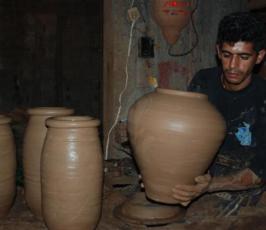 بالصور صانعوا الفخار يحافظون عليها رغم الاندثار