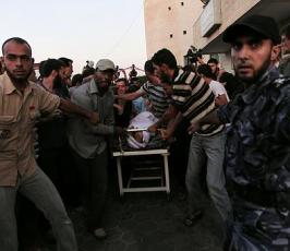 اثناء وصول جثامين الشهداء عز الدين أبو نصيرة وأحمد فطاير لمستشفى شهداء الاقصى