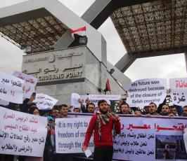 الطلبة تعتصم قبالة بوابة معبر رفح البري للمطالبة بفتح المعبر.  ‫(38076931)‬ ‫‬