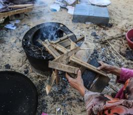سيدة فلسطينية من منطقة الزنة شرق خانيونس تلجأ الى الخبز على الافران القديمة  ‫(38470151)‬ ‫‬