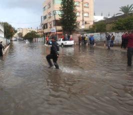 الدفاع المدني ينقذ عشرات العائلات الفلسطينية من الغرف نتيجة الامطار الشديدة في غزة