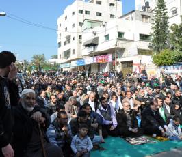 حركة الجهاد تقيم صلاة الجمعة أمام الصليب الأحمر اسنادا للأسرى