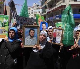 رام الله: مسيرة تضامنية مع الاسرى المضربين عن الطعام لليوم الـ37 على التوالي