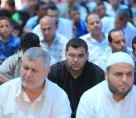  صلاة الجمعة أمام مقر الصليب الأحمر ‫(34669075)‬ ‫‬