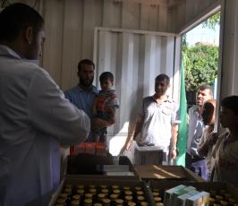 الجهاد تنظم لجان طبية لتقديم الفحوصات والأدوية للمشردين في مراكز الإيواء
