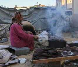 سيدة فلسطينية من منطقة الزنة شرق خانيونس تلجأ الى الخبز على الافران القديمة  ‫(38470153)‬ ‫‬